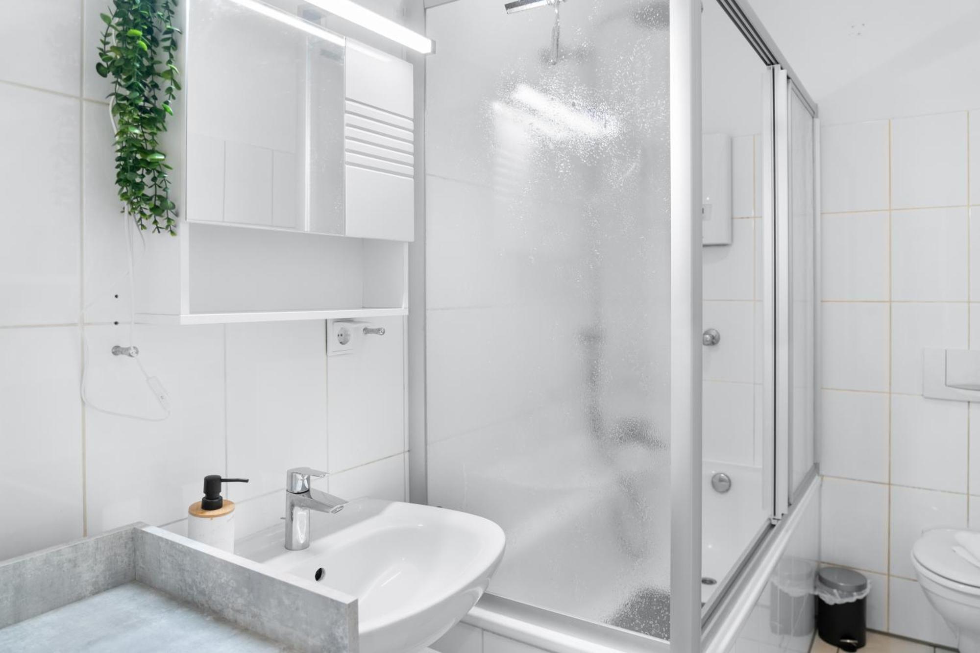 Tolles Design, Hochwertig, Vollausstattung, 3 Zimmer, Grosses Bad & Gaeste-Wc, Grosse Kueche, 3 X Smart Tv, 11 Min Zum Hbf Duisburg Exterior foto
